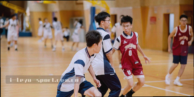 电话、邮件和地图针的抽象图标组合，象征联系乐鱼体育内容编辑部的三种方式